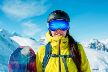 Sportif kadın kask ve snowboard karlı tepelerin arka plan görüntü