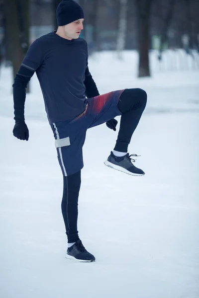 Foto des sportlichen Mannes beim Stretching im Winter — Stockfoto