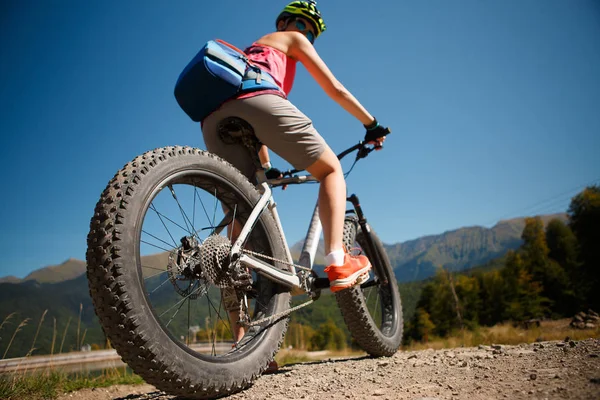 Foto da menina no capacete montando na montanha-bicicleta — Fotografia de Stock