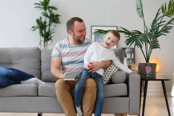 Imagem de pai alegre com livro de leitura de filho — Fotografia de Stock