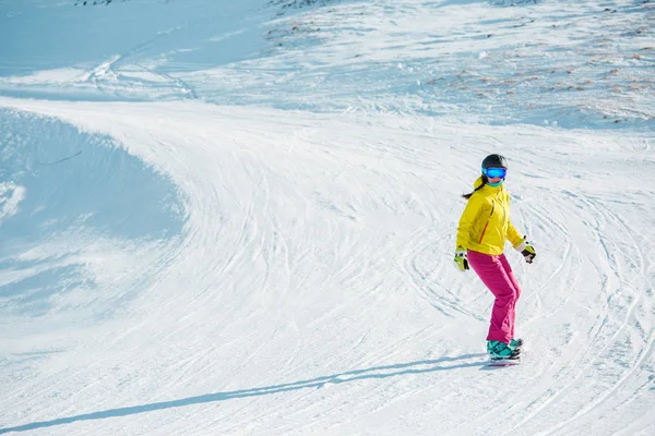 Bilden av sport kvinna snowboard från bergssluttning — Stockfoto