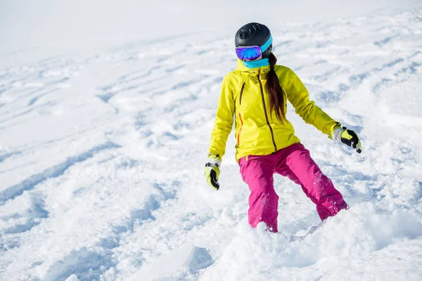 雪に覆われた山の斜面からスノーボードのヘルメットとマスク、アスリート少女の画像 — ストック写真
