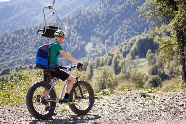 Image from back of male tourist in helmet on bicycle — Stock Photo, Image