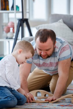 Baba ve oğul oyuncak yolda oynayan görüntü