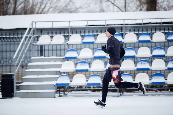 Foto des Laufsportlers im Stadion im Winter — Stockfoto