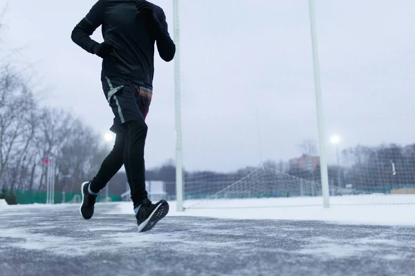 Bild des Athleten, der im Winter im Stadion läuft — Stockfoto