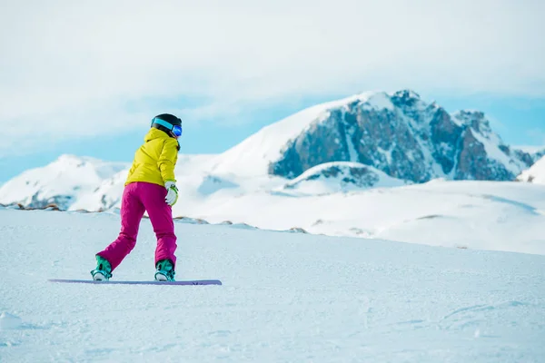 Imagen de la mujer haciendo snowboard en la ladera nevada —  Fotos de Stock