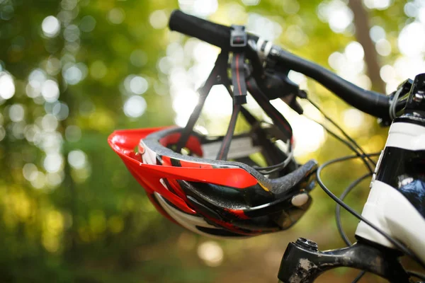 模糊背景下方向盘上头盔自行车的图像 — 图库照片
