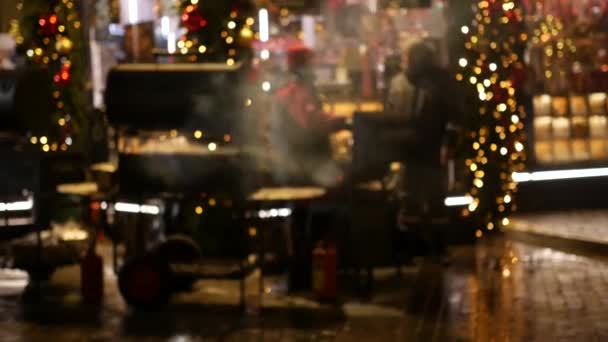 Auf dem Weihnachtsmarkt werden Fleischgerichte am offenen Feuer zubereitet — Stockvideo