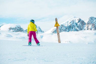 Uyarı işareti Dağı'nda miğfer snowboard kadın resim