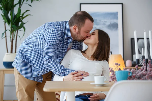 Wizerunek szczęśliwy mąż całuje żonę w ciąży — Zdjęcie stockowe