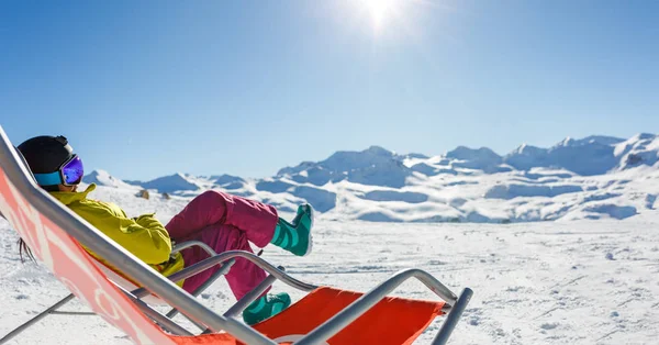 Karlı Resort'ta oturan kask içinde sportif kadın görüntüsünü — Stok fotoğraf