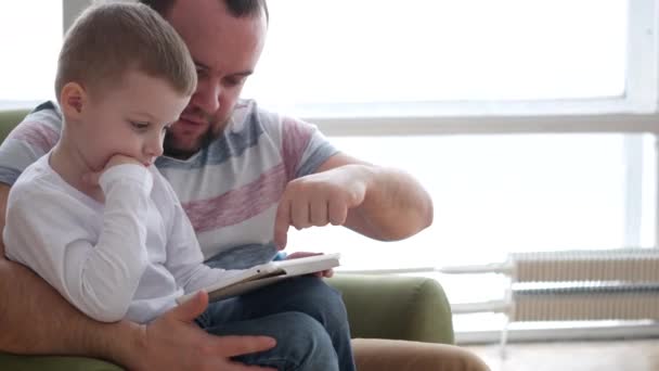 Μπαμπάς και γιος websurfing σε ψηφιακή δισκίο στο σπίτι — Αρχείο Βίντεο