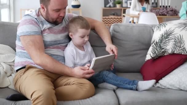 デジタル タブレットの自宅でパパと息子の射た — ストック動画