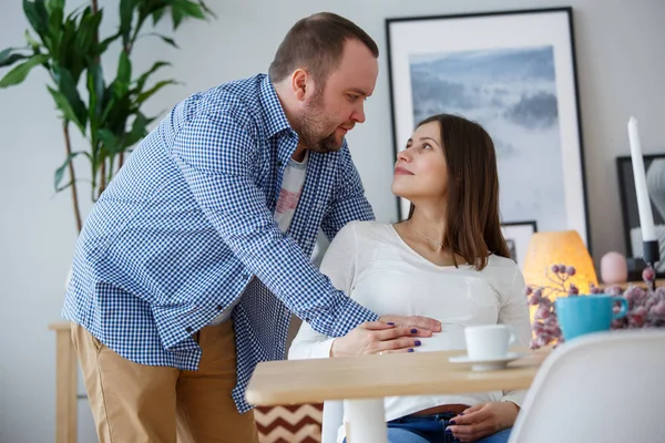 Bild eines glücklichen Ehemanns, der schwangere Frau umarmt — Stockfoto