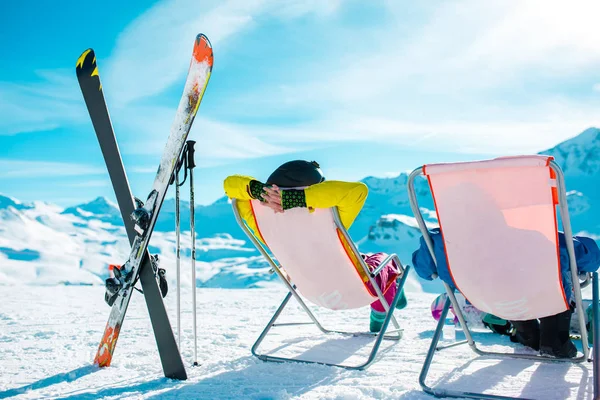 Gambar dari belakang atlet di kursi, ski, tongkat di resor bersalju — Stok Foto