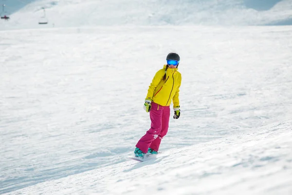 Fénykép a fiatal sportoló lány visel bukósisak, a snowboard, sportruházat — Stock Fotó