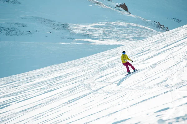 Kask ve maske giyen spor kız dağ yamacı snowboard fotoğraf — Stok fotoğraf