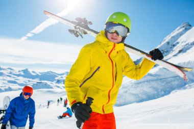 Kayak ve snowboard kışın ile spor erkek fotoğrafı
