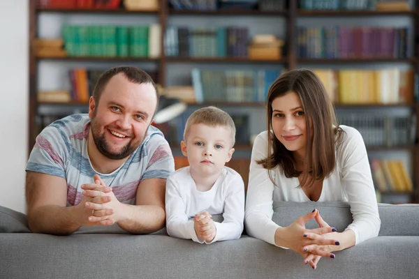 Photo of parents with boys on gray sofa — Stock Photo, Image