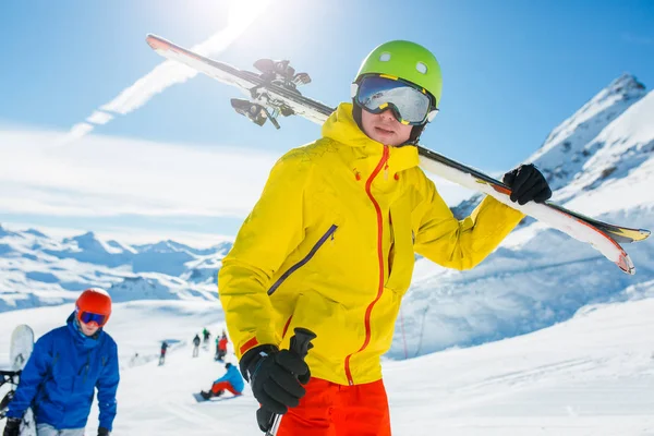Foto van sport mannen met ski's en snowboard in de winter — Stockfoto