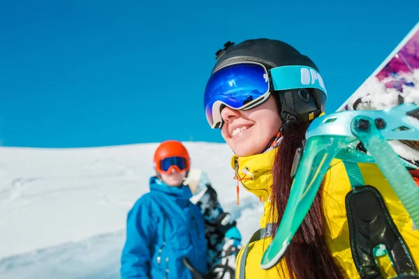 Foto de pareja deportiva con snowboard sobre fondo de colinas nevadas — Foto de Stock