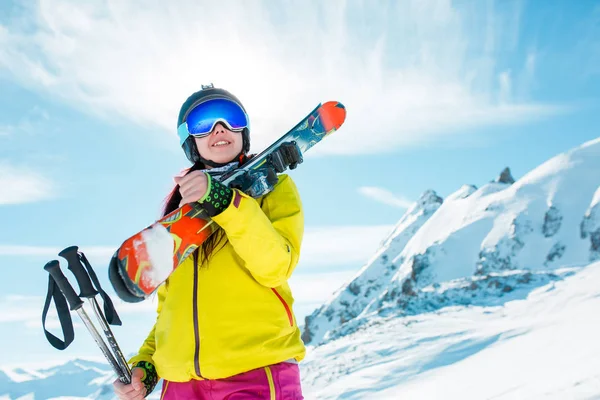Foto de mujer sonriente con snowboard en el fondo de las colinas nevadas —  Fotos de Stock