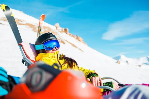 Fotky sportovců v křesle, lyže, hole v horském resortu — Stock fotografie