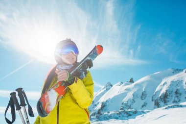 Snowboard yaparken karlı tepelerin arka plan ile gülümseyen kadın görüntüsünü
