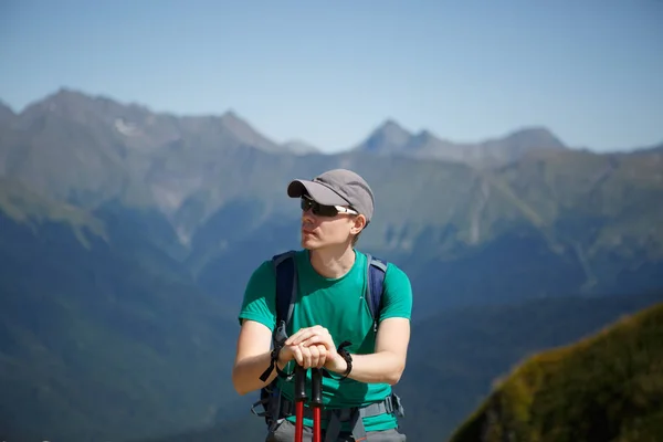 Foto voor toeristische guy in zonnebril met wandelstokken — Stockfoto