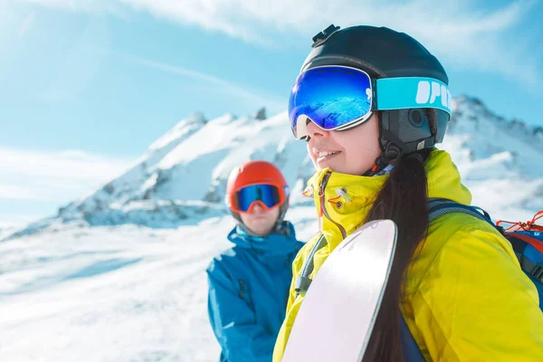 Foto de atleta con casco y snowboard, hombre , —  Fotos de Stock