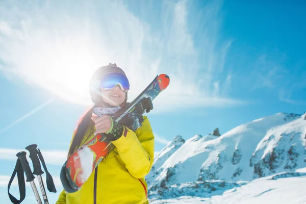 雪丘背景下滑雪板的微笑女性形象 — 图库照片
