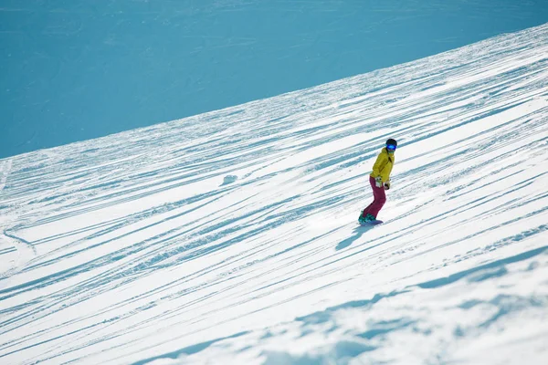 Immagine di ragazza sportiva che indossa casco e maschera, snowboard da pendio di montagna — Foto Stock