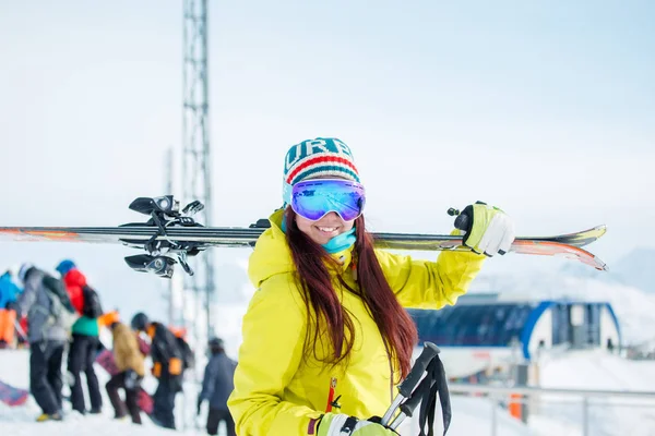 Образ усміхненої спортивної жінки з лижами на плечі — стокове фото