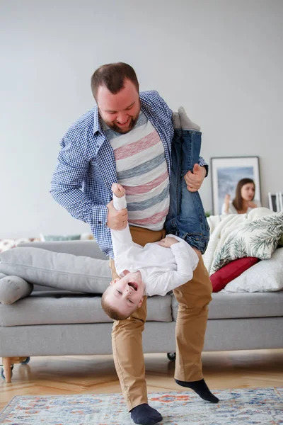 Rodinný obraz člověka hospodářství syna v bytě — Stock fotografie