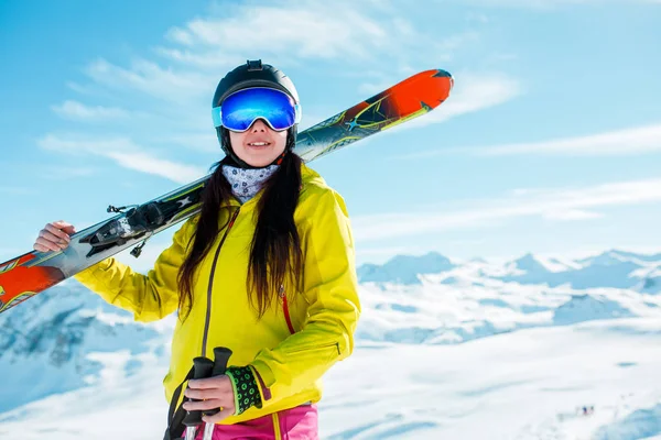 Foto de chica alegre en casco y máscara con esquís —  Fotos de Stock
