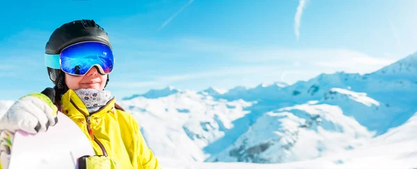 Foto panorámica de mujer en casco y con snowboard en fondo de paisaje nevado —  Fotos de Stock
