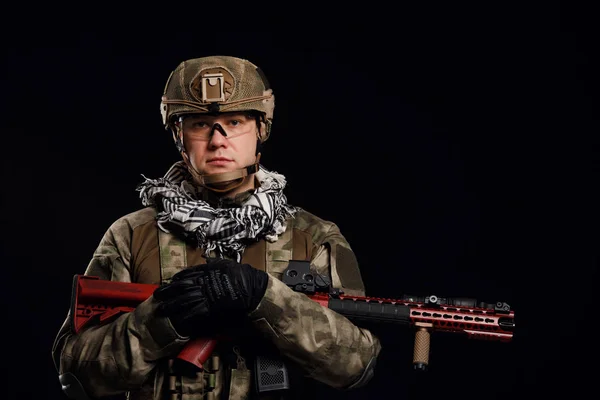 Foto von Soldat mit Helm und Waffe — Stockfoto