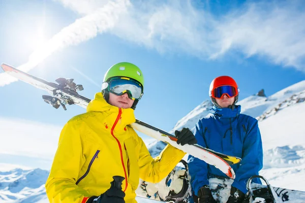 Imagem de homens de esportes com esquis e snowboard no inverno — Fotografia de Stock