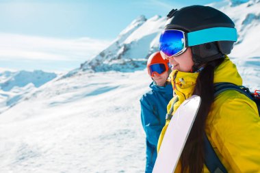 Kask, snowboard ve erkekler ile sporcu resmi