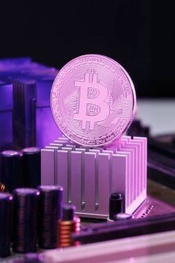 Fotoğraf işlemci pembe bir arka plan üzerinde ve bitcoin