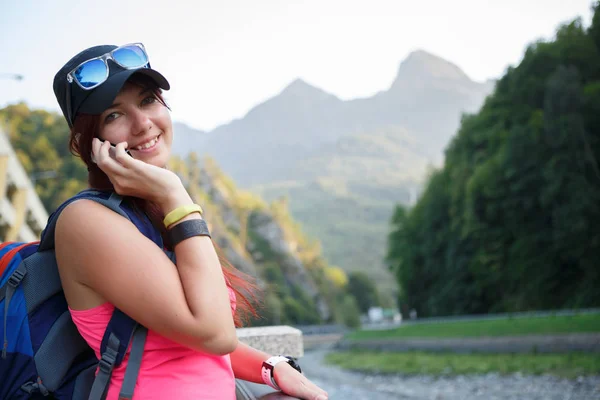 Imagem de turista morena sorridente falando no telefone — Fotografia de Stock