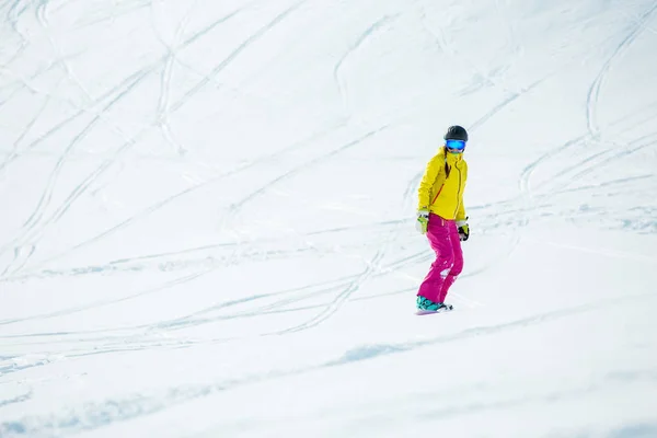 Photo de femme portant un casque en vêtements de sport snowboard — Photo
