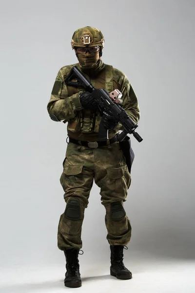 Foto completa de militar em camuflagem com arma — Fotografia de Stock