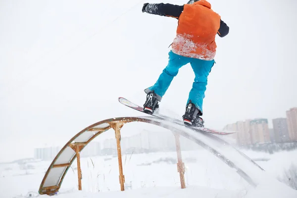 Foto da parte de trás do atleta patinando em snowboard com trampolim — Fotografia de Stock