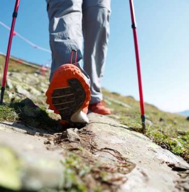 Turist adam ile resmi spor için sopa