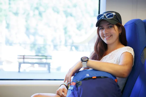 Immagine di una ragazza sorridente alla stazione ferroviaria — Foto Stock