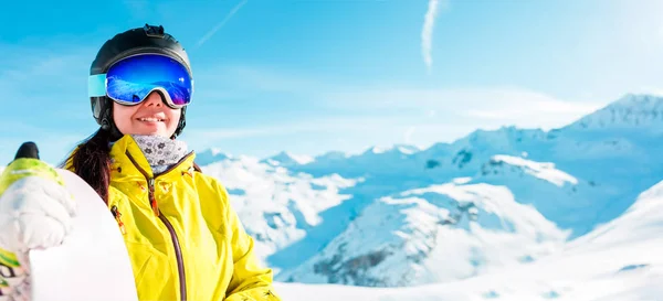 Immagine panoramica della donna in casco e con snowboard sullo sfondo del paesaggio innevato — Foto Stock