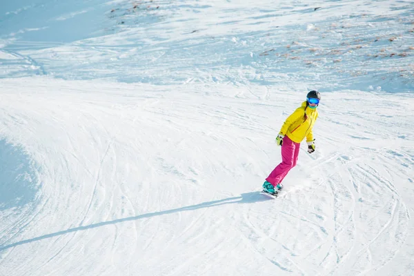 Bild der Sportlerin beim Snowboarden vom Berghang — Stockfoto