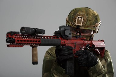 Asker silahla kask içinde nişan resmi